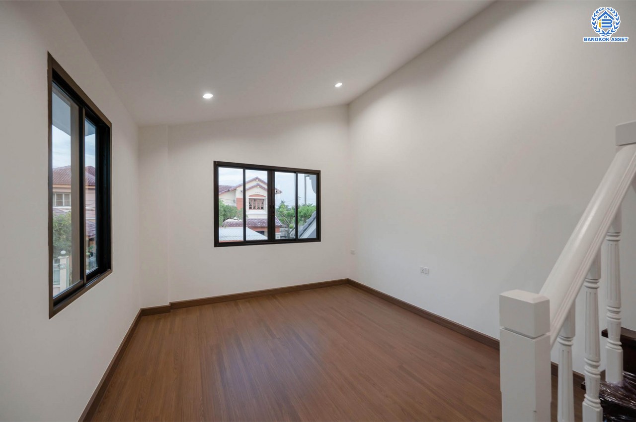 บ้านมือสองตกแต่งใหม่ คุณภาพแบรนด์ LH โครงการ ชลลดา บางบัวทอง เนื้อที่ 72 ตร.ว. ตกแต่งหรูหรา ฟังก์ชันจัดเต็ม 3 ห้องนอน 2 ห้องน้ำ 1 ห้องอเนกประสงค์ จอดรถได้ 1 คัน พร้อม Facilities ครบ! บนทำเลคุณภาพ เชื่อมต่อได้หลายเส้นทาง ใกล้เซ็นทรัลเวสต์เกต และรถไฟฟ้า "สถานีบางพลู"